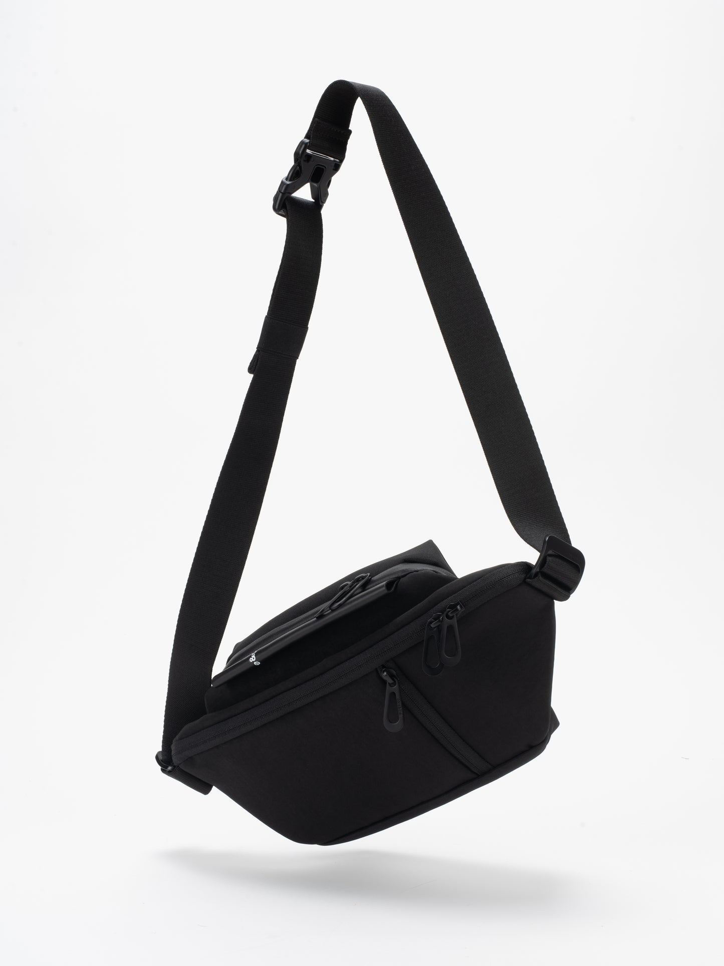 Isarau S Round Carbon Black
