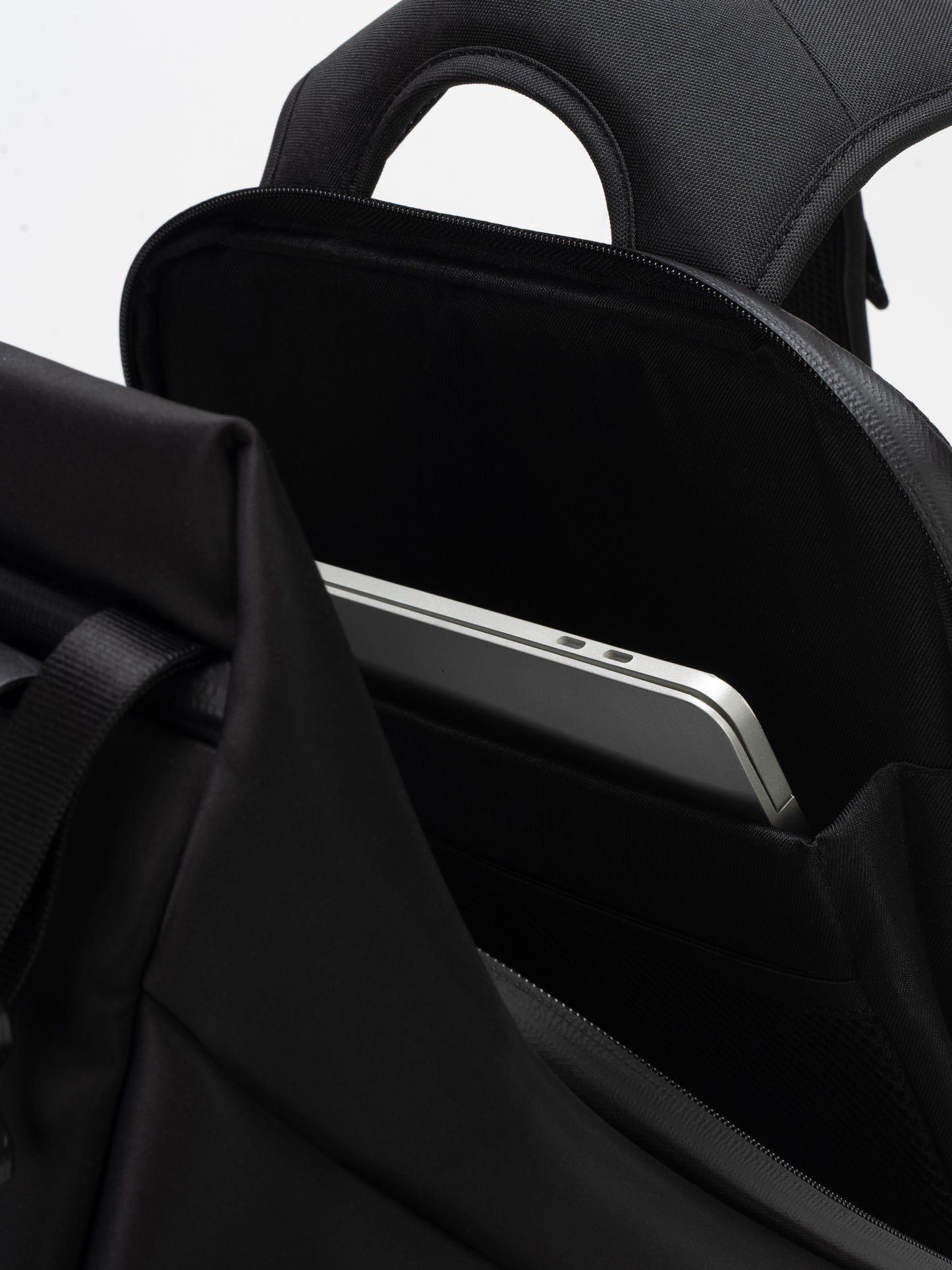 Saru Sleek Black