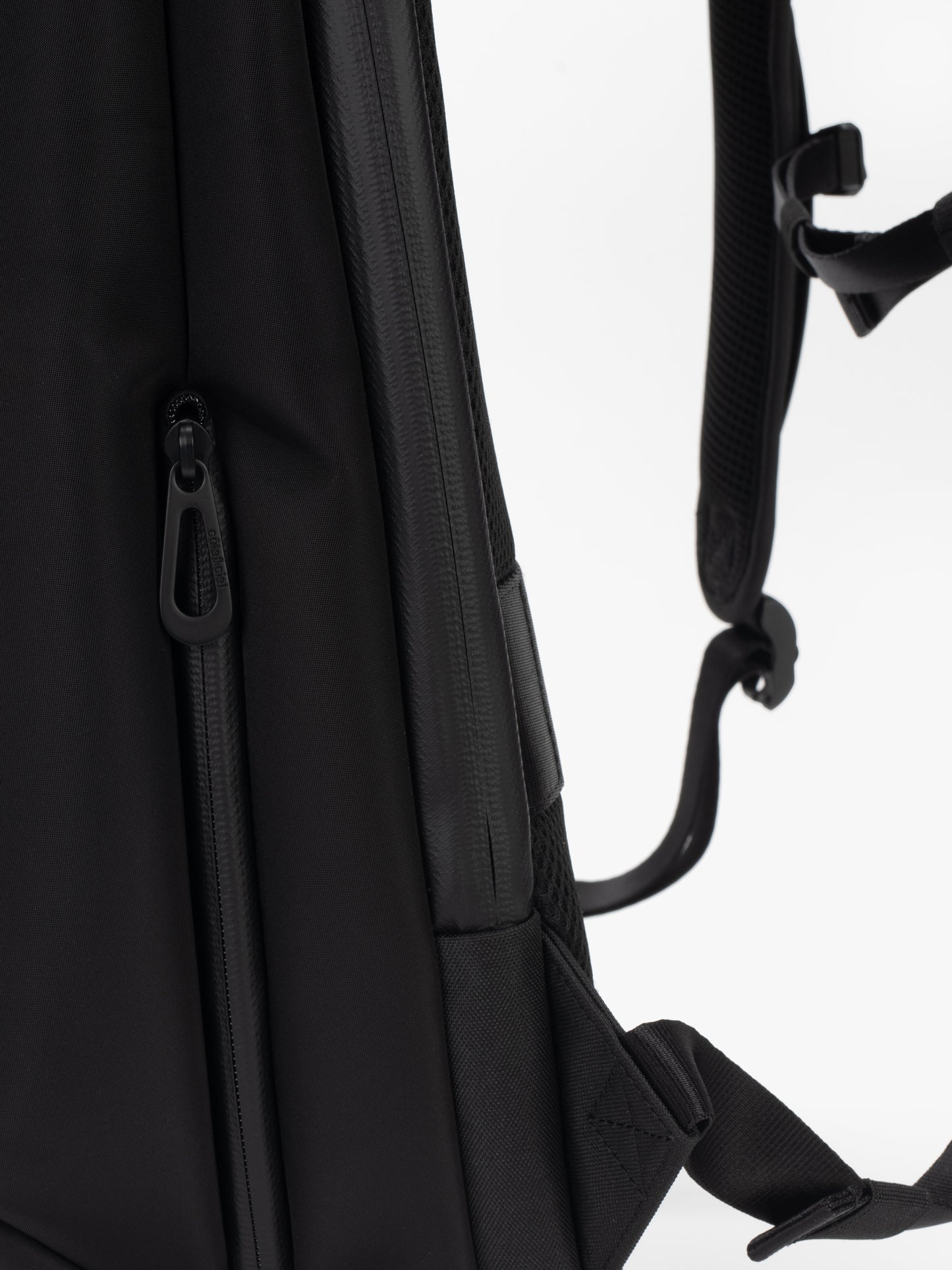 Saru Sleek Black