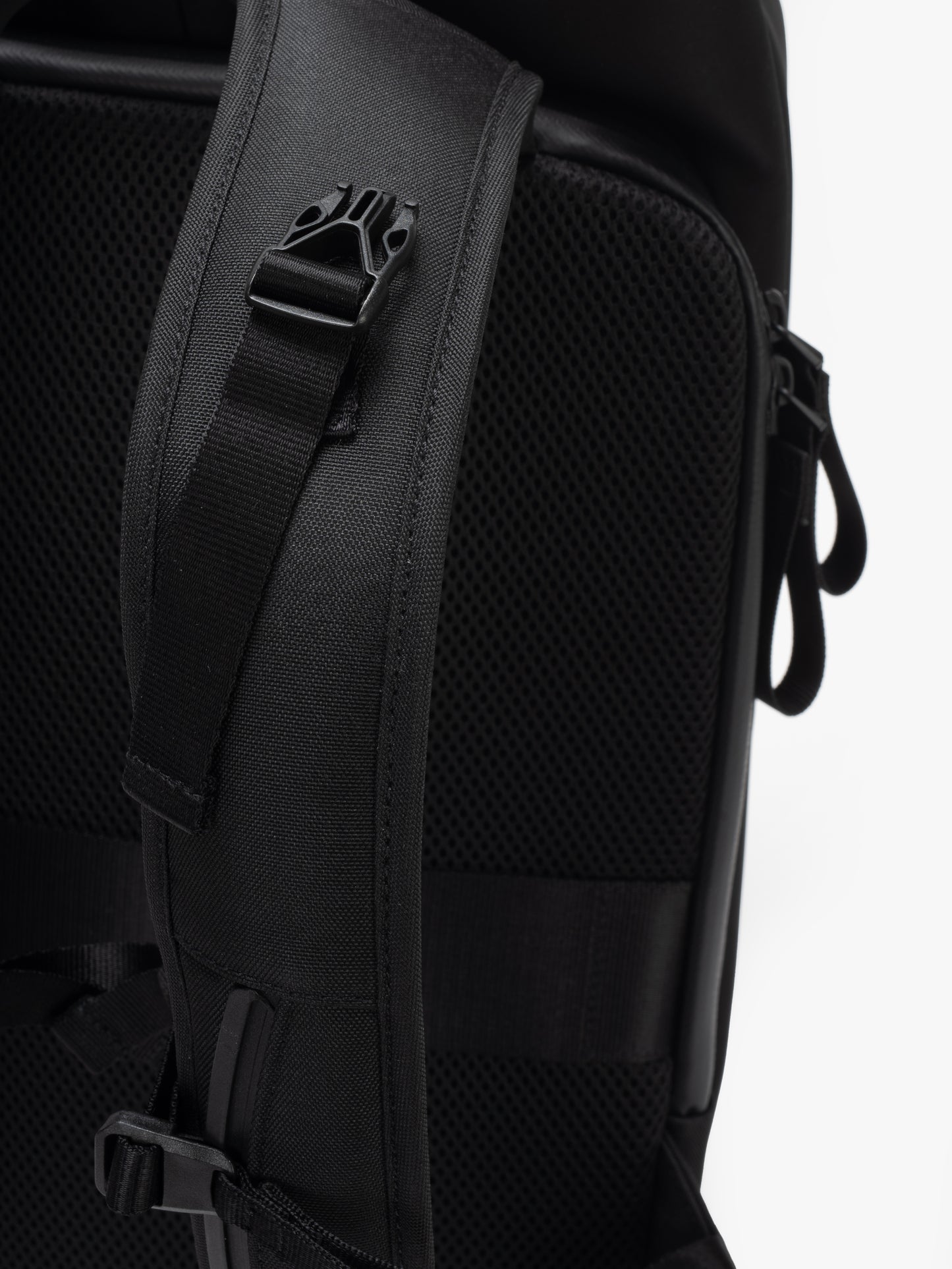 Saru Sleek Black