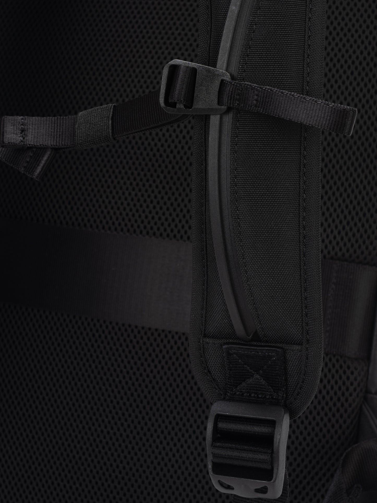 Saru Sleek Black