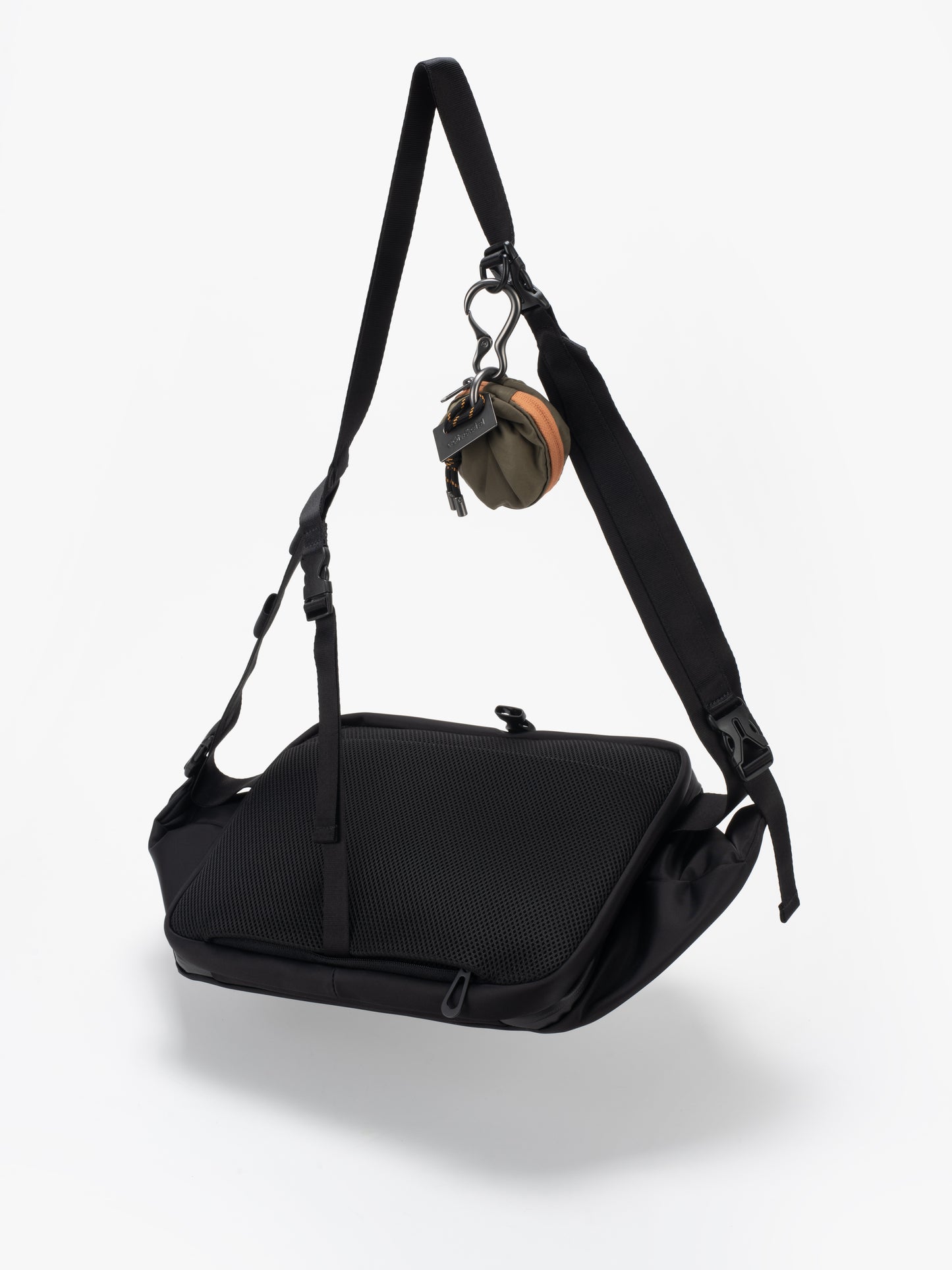 Isarau L Sleek Black