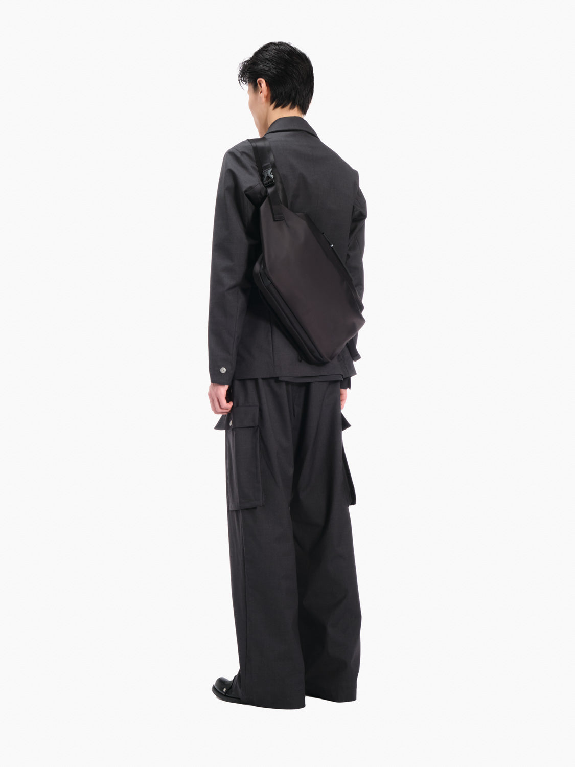 Isarau L Sleek Black