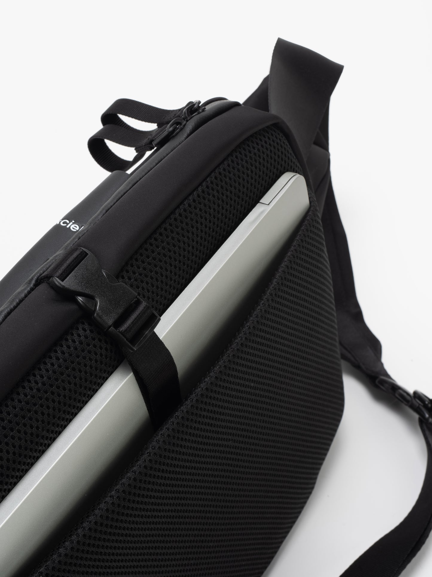 Isarau L Sleek Black