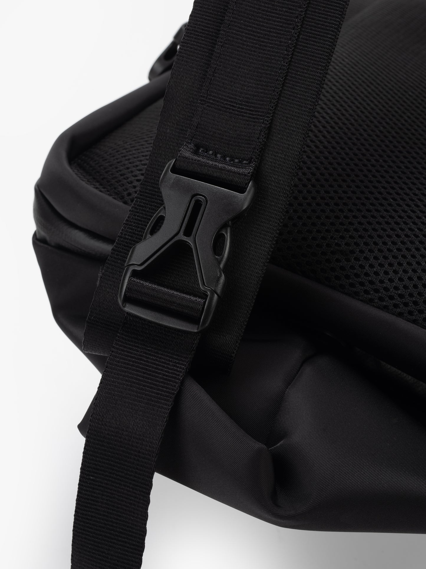 Isarau L Sleek Black