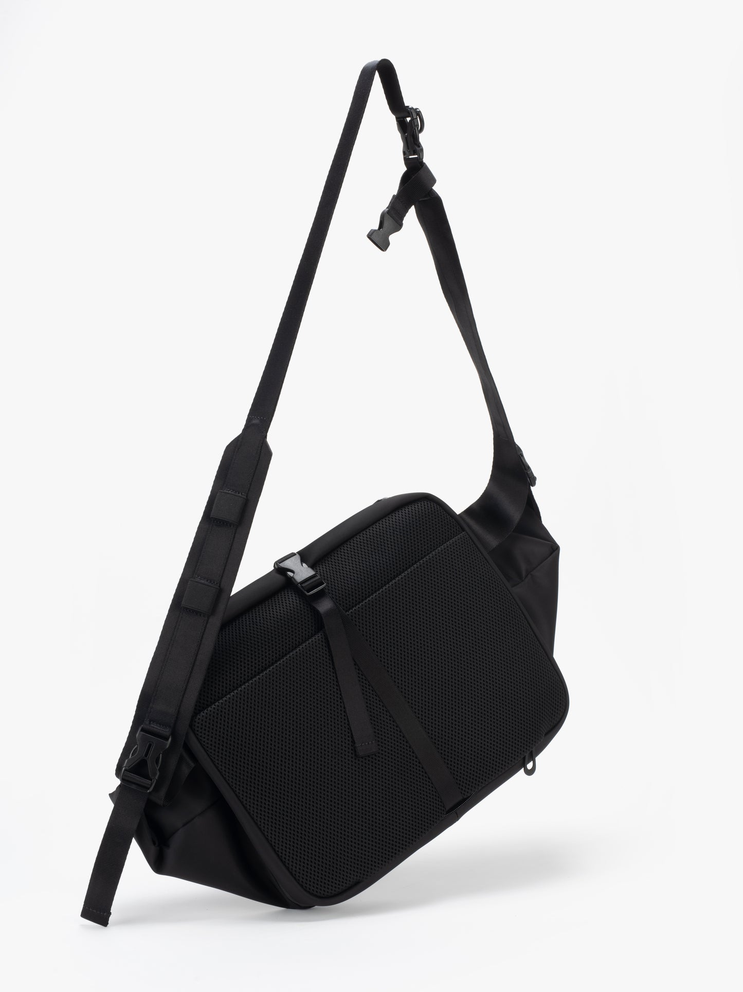 Isarau L Sleek Black