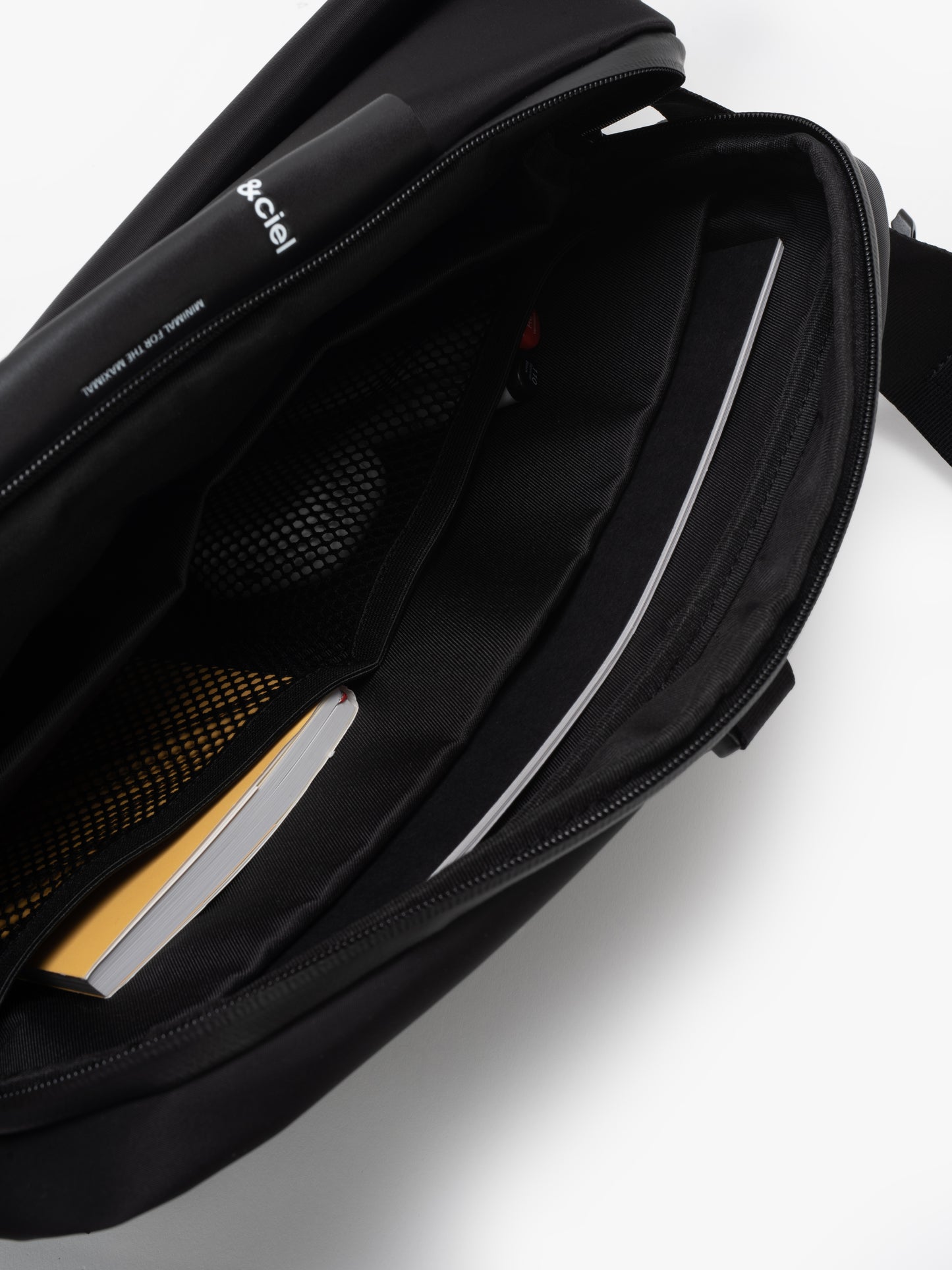 Isarau L Sleek Black
