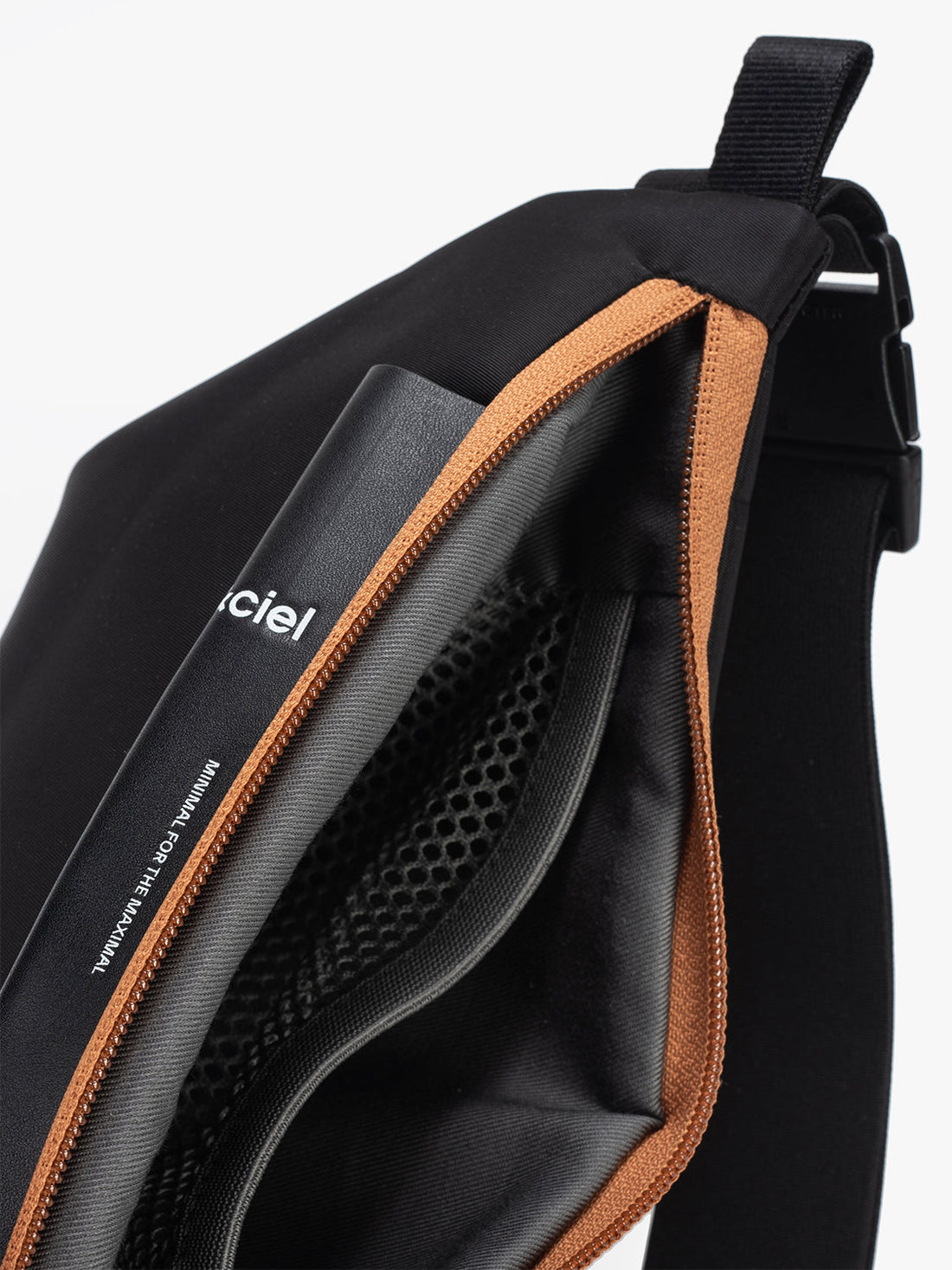 Isarau XS Sleek Black Color accent côte&ciel Official
