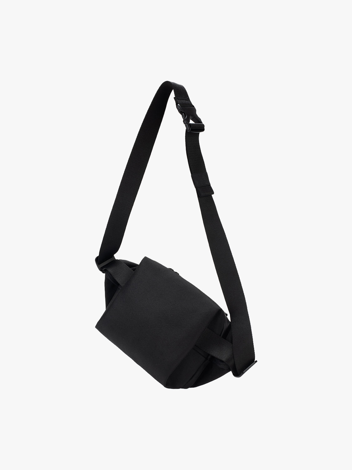 Isarau S Round Carbon Black