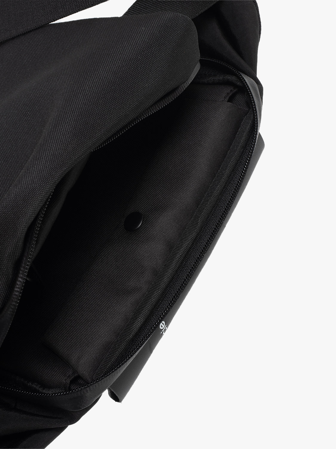 Isarau S Round Carbon Black