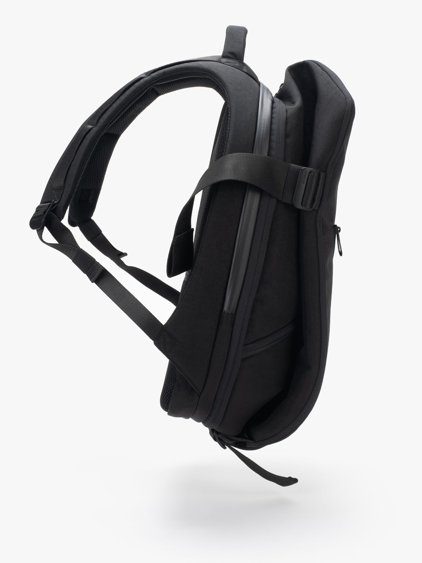 Isar M Round Carbon Black