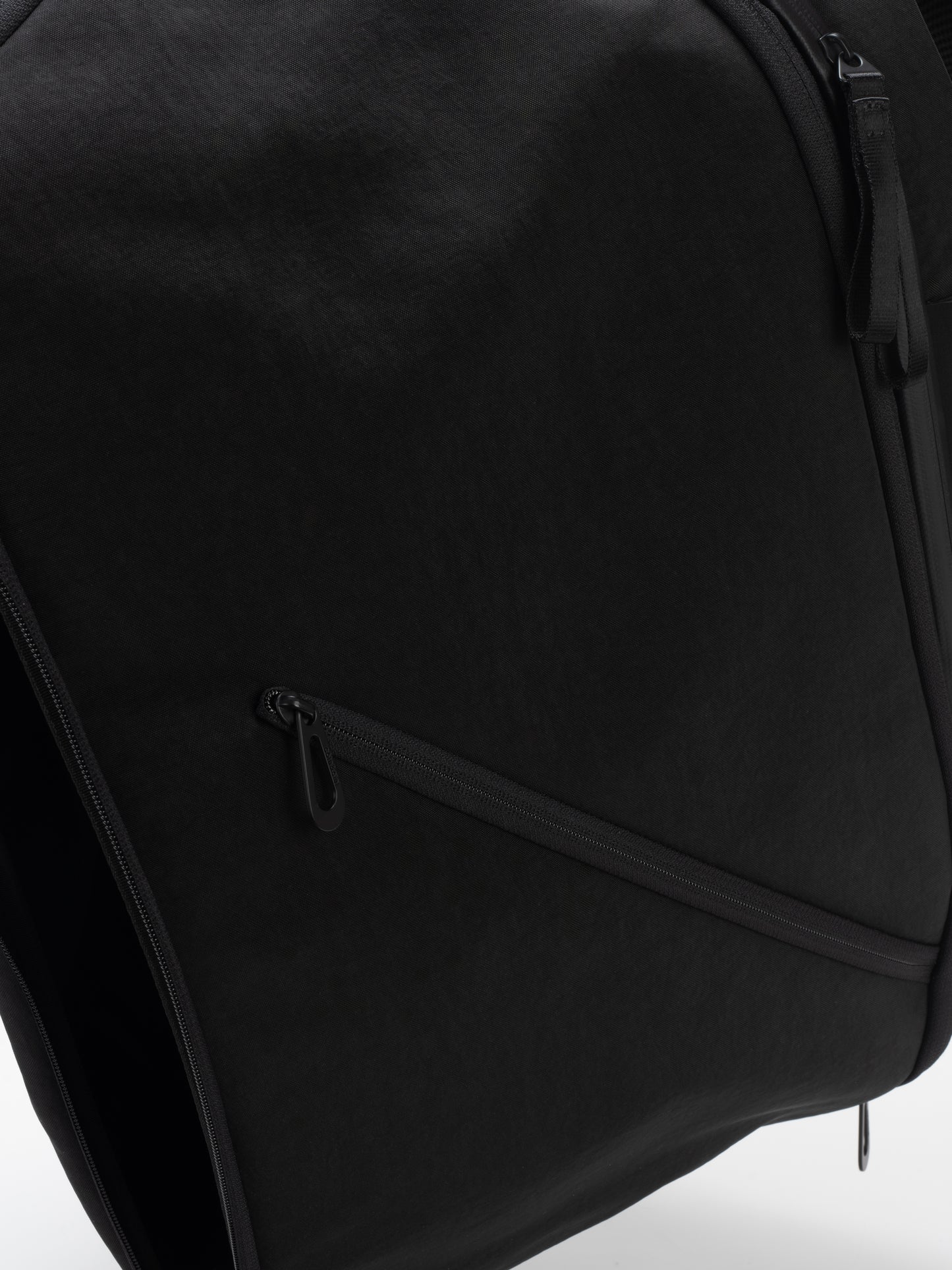 Isar M Round Carbon Black