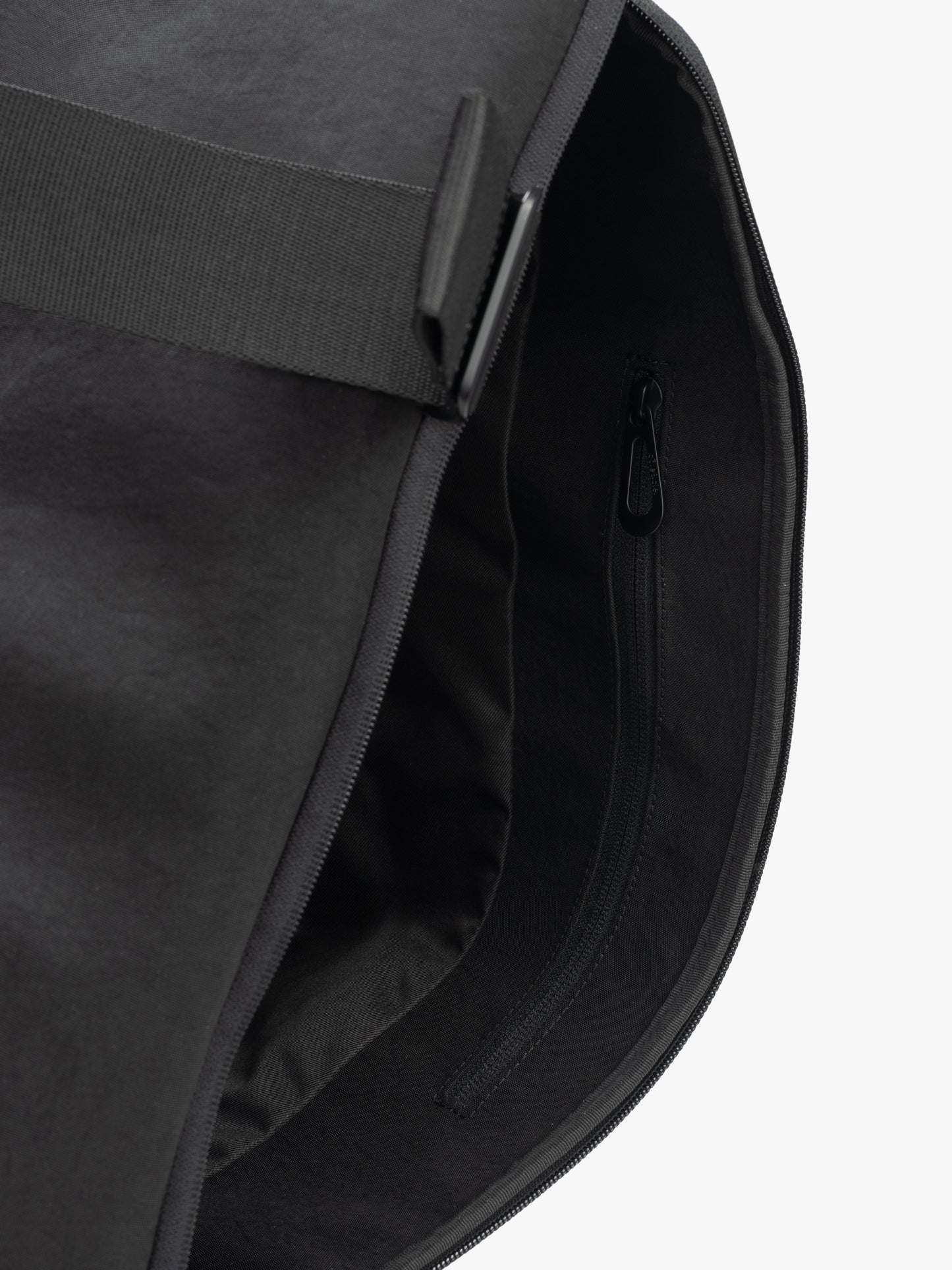 Isar M Round Carbon Black