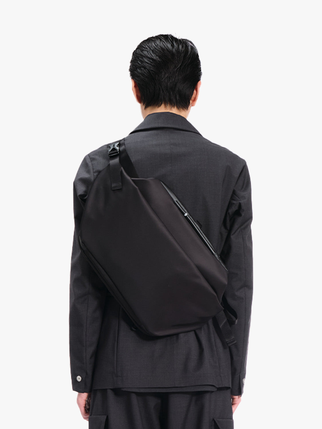 Isarau L Sleek Black