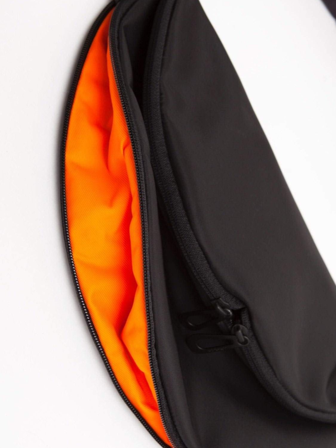 バッグ cote&ciel Hala S Sleek Black/Orange Hala S Sleek Black/Orange côte&ciel Official